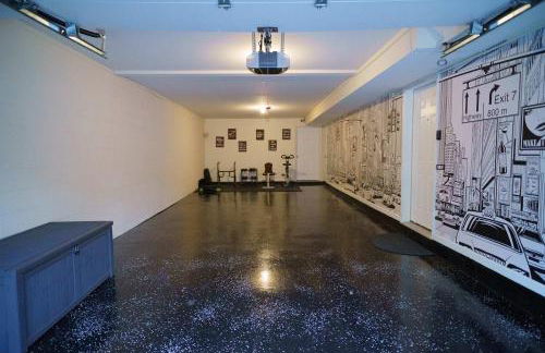 Newark Gem Ruby 3BR, 3BA - Sleeps 14 - Walk to Prudential Center and Newark Penn Station, Near EWR and American Dream Mall, includes Parking - WiFi - Laundry - Backyard - Gym - Foto 24