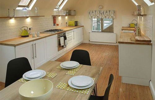 Unique 3 b'room house + free parking /city centre - Photo 9