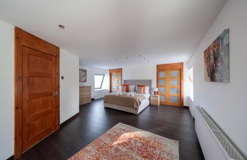 Woodside Barn Sleeps 14 with Hot Tub - Photo 33