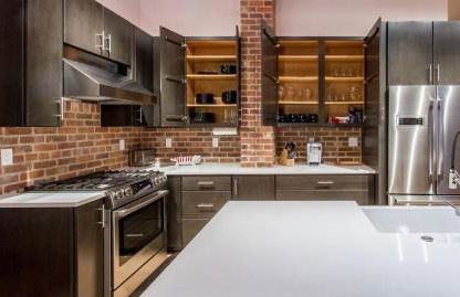 Stylish Main St Loft with Balconies and Garage - Foto 19