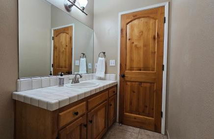 Knotty Pine Cabin with Artisan Stone Patio - Walk to Bass Lake - Foto 25