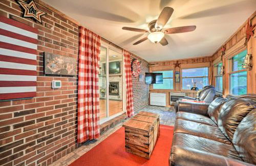 Charming Lakefront Home with Grill and Fire Pit! - Foto 4