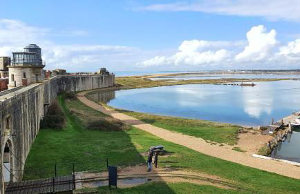 THE HIDEAWAY - LUXURY SELF CATERING COASTAL APARTMENT with PRIVATE ENTRANCE & KEY BOX ENTRY JUST A FEW MINUTES WALK TO THE BEACH, SOLENT WAY WALK, SHOPS and many EATERIES & BARS - FREE OFF ROAD PARKING,FULL KITCHEN, LOUNGE,BEDROOM , BATHROOM & WI-FI - Foto 43