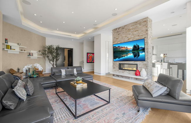 Zorada - Private Hollywood Hills Luxury With Endless Amenities and City Views - Photo 17