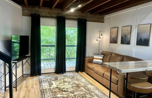 Tranquil Wooded Cabin Retreat with Private Hot Tub & Fire Pit Near Gentry, Arkansas - Foto 1