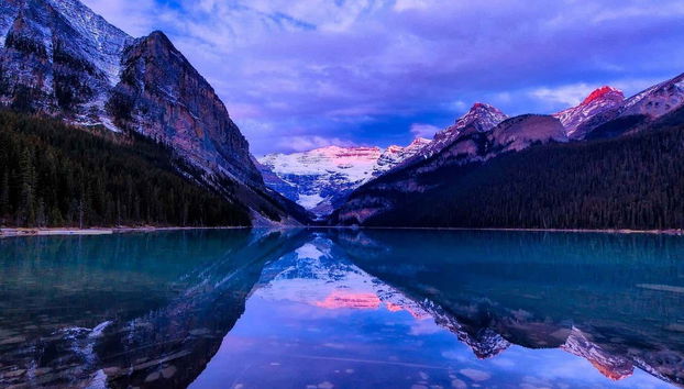 Le lac Louise entouré de montagnes majestueuses