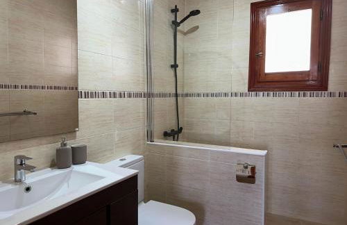 Beautiful villa with pool and stunning view - Foto 17