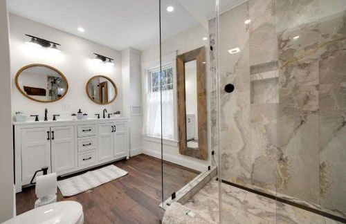 Main House - 3 Story 5 Bed 3 Bath Private Deck Courtyard Pet Friendly fee applies - Photo 30