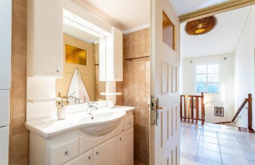 Avia's Seaside Hideaway with Lush Garden - Foto 34