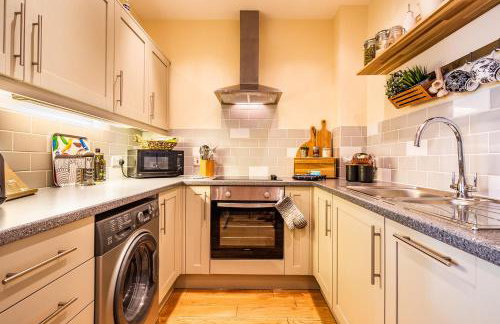 Buxton centre cosy cottage with free secure parking - Foto 3