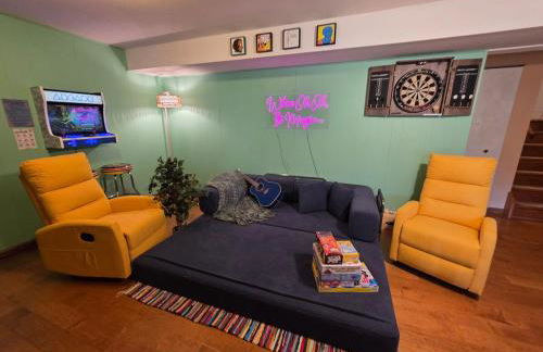 Blue Boho Music and Meme House Four Bedroom Home with Arcade near Westport Plaza - Foto 20