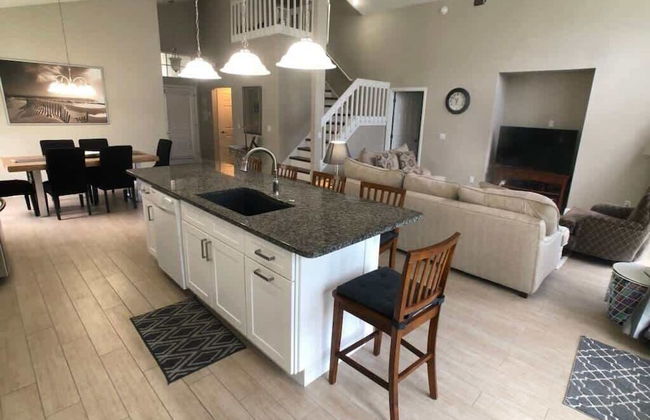 Beautiful Remodeled Private Pool Home - Foto 28