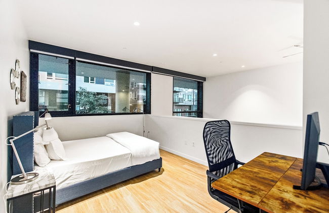 Posh Lofty Pad in Central Redmond - Photo 3