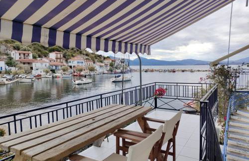 Sea Side Studio with Balcony and Sea View - Photo 8