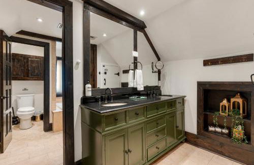 Castle Stay by Gathering Place Hot Tub & Fire Pit - Foto 22