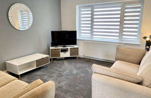 A modern, dog-friendly 3 bedrm canal side property - Photo 2