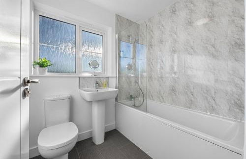 Stylish 4-Bedroom Townhouse with two large parking spaces and superfast Wi-Fi - Photo 23