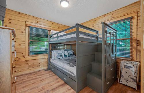 4BR Cabin with Ski Resort, Mtn Views & Hot Tub - Foto 126