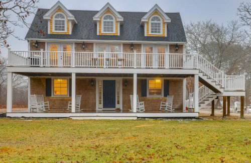 Easy Coast Access! Elevated Marthas Vineyard Stay - Foto 1