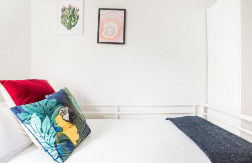 Charming Apartment With Vibrant Accents - Photo 18