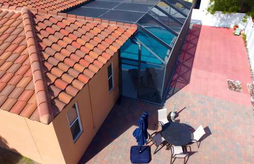 Luxurious 4-Bedroom House with Pool - Foto 32