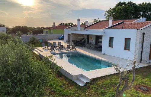 Villa San Zusto, 1600 m2 plot area, heated pool with hydromassage zone - Foto 2