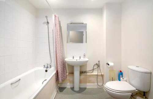 Modern flat in North London close to tube - Photo 9