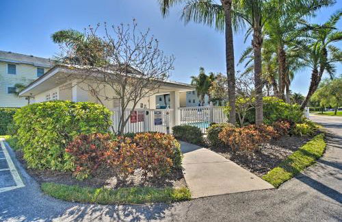 Large Balcony and Water Views Indian Shores Condo! - Foto 33