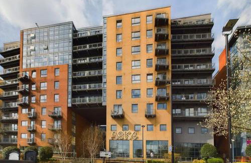 Stylish Apartment in Great City Location, Parking Possible - West One - Photo 16