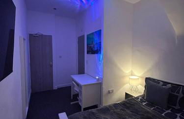 Large 6 Bed 6 Bathroom House - Ideal For Families, Large Groups, Contractors & Business Travellers - Foto 17