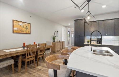 Family-Fun Lakeside Luxury at Topsider in Osage w/ 2 Pools, Prime Views Pack N' Play & Games - Foto 12