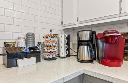 Los Angeles charming big house, king bed, parking, EV - Photo 25