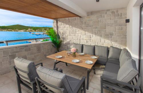 Seafront Villa Kupinica with heated Pool - Foto 1