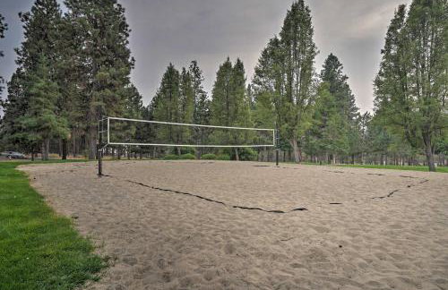 Chalet at Running Y Resort with Wraparound Deck! - Foto 33