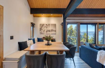 Lake View, Firepit, Game Room Remodeled Lake Tahoe Luxury Cabin by Avantstay - Foto 18