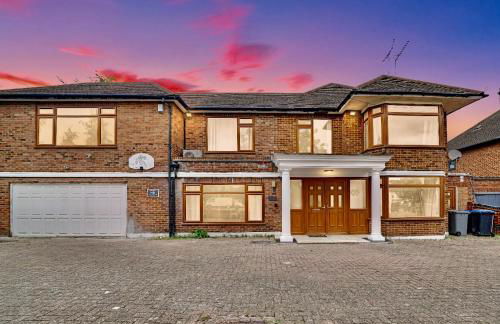 Lux 5 Bed sleeps 11, 10 mins from Wembley Stadium, Jacuzzi and Steam Shower - Photo 2