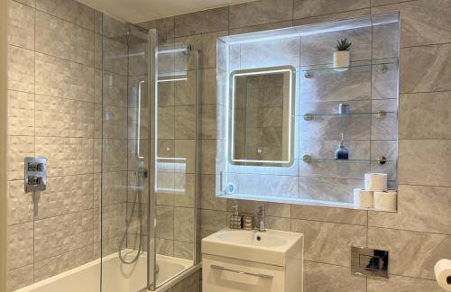 Modern and Spacious 3BR Flat W Balcony - Sleep 12 - Foto 23