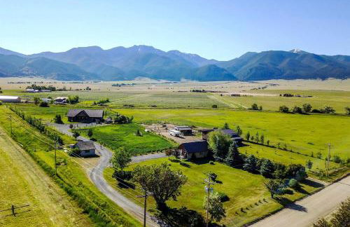 Romantic Cabin Rental with a Delightful Porch near Ennis, Montana - Foto 7