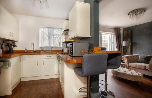 Three Bedroom House, Driveway, Bracknell Centre - Photo 1