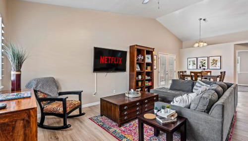 Fully Stocked Home with Hot Tub and Private Yard - Foto 3