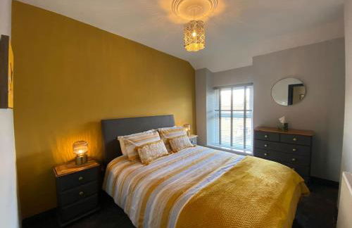 HOT TUB - Miners Cottage - edge of Brecon Beacons National Park - Heritage Town - Foto 17