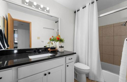 Sophisticated 2BR 2BA by TAMU, King Bed, Washer & Dryer, Smart TV - Foto 6