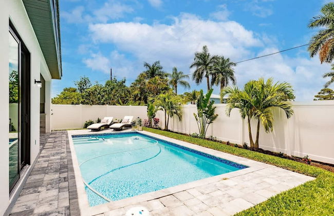 Luxurious Naples 4BR w Pool by Vanderbilt Beach - Photo 38