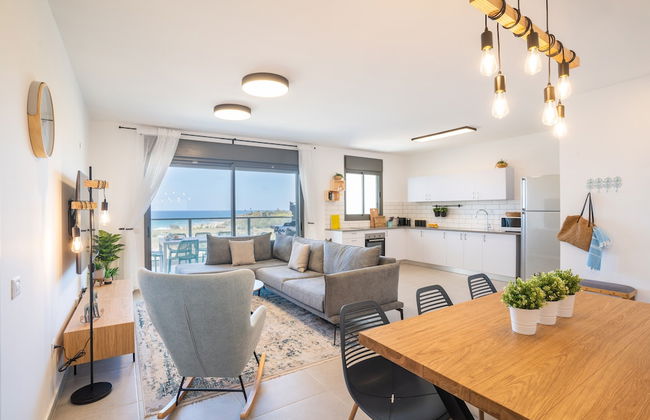 Stylish Seaside Escape with Balcony by Sea N' Rent - Foto 28