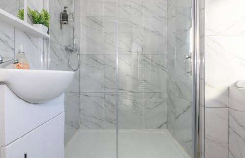 Lower Wortley 3 - Couples Haven with a Shared Kitchen - Pass the Keys - Photo 16