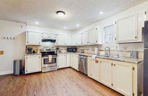 Cozy Lake Duplex Sleeps 5 Games Dog-friendly - Foto 2