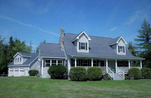 Charming Dog-Friendly Beach House with Fire Pit & Jetted Tub Near Carters Beach in Hancock, Maine - Foto 1
