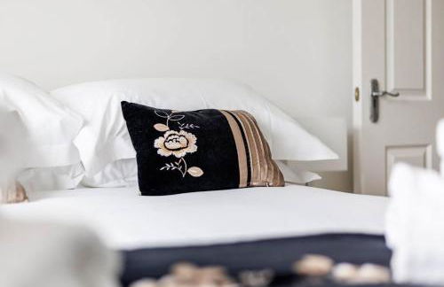 Ocean Breeze - Stunning Harbour Views from Private Balcony - Photo 18