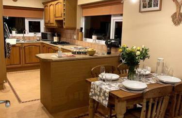 A spacious hidden gem with hot tub, lovely garden & views - Foto 12