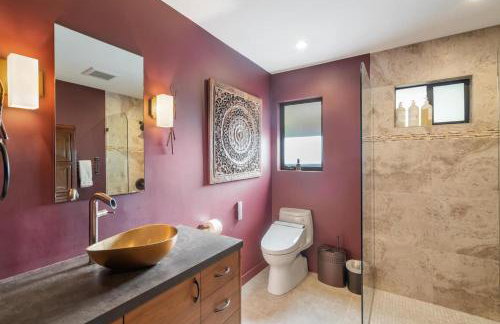 Luxury 3BR Hillside Retreat wAC Panoramic View - Photo 29